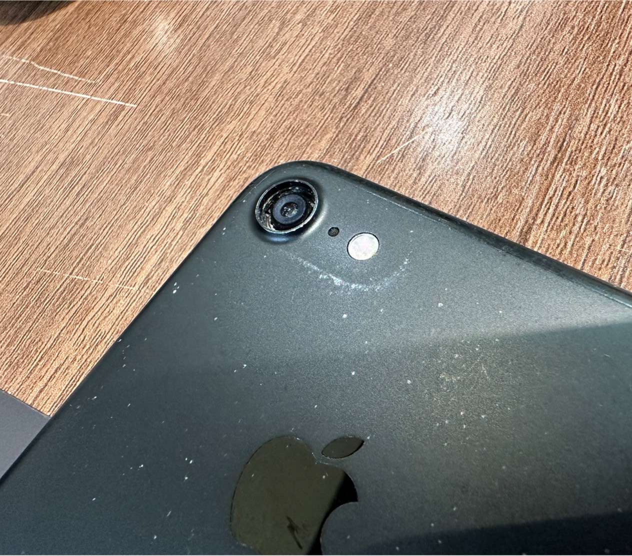 カメラレンズの割れやヒビ、そのままだと危険です！ | iPhone修理